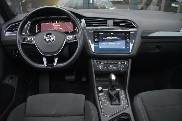 Volkswagen Tiguan 1.5 TSI ACT R-Line | TREKHAAK | CAMERA | DEALER ONDERHOUDEN | STOELVERWARMING | PANORAMADAK | APPLE CARPLAY