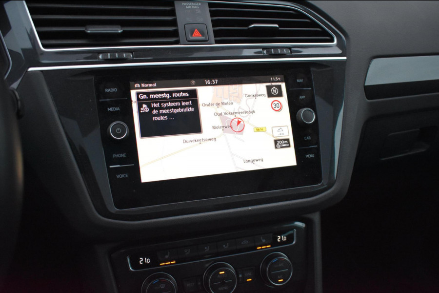 Volkswagen Tiguan 1.5 TSI ACT R-Line | TREKHAAK | CAMERA | DEALER ONDERHOUDEN | STOELVERWARMING | PANORAMADAK | APPLE CARPLAY