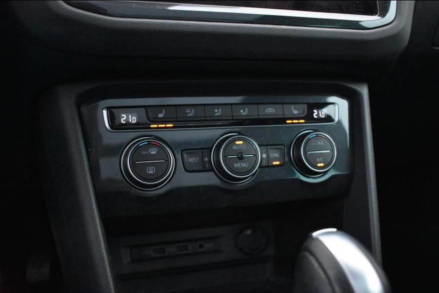 Volkswagen Tiguan 1.5 TSI ACT R-Line | TREKHAAK | CAMERA | DEALER ONDERHOUDEN | STOELVERWARMING | PANORAMADAK | APPLE CARPLAY