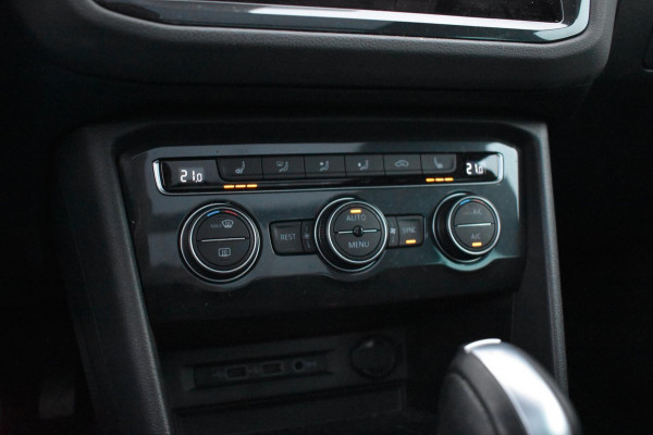 Volkswagen Tiguan 1.5 TSI ACT R-Line | TREKHAAK | CAMERA | DEALER ONDERHOUDEN | STOELVERWARMING | PANORAMADAK | APPLE CARPLAY