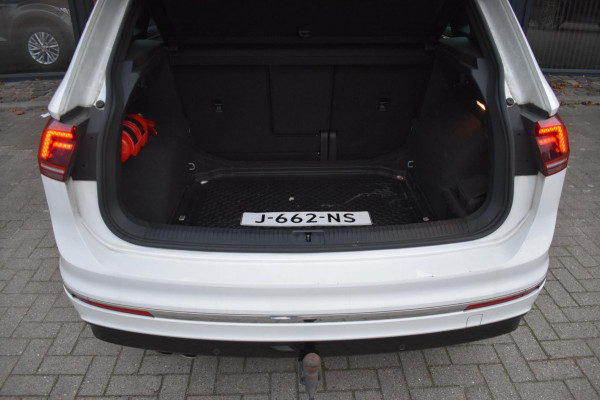 Volkswagen Tiguan 1.5 TSI ACT R-Line | TREKHAAK | CAMERA | DEALER ONDERHOUDEN | STOELVERWARMING | PANORAMADAK | APPLE CARPLAY