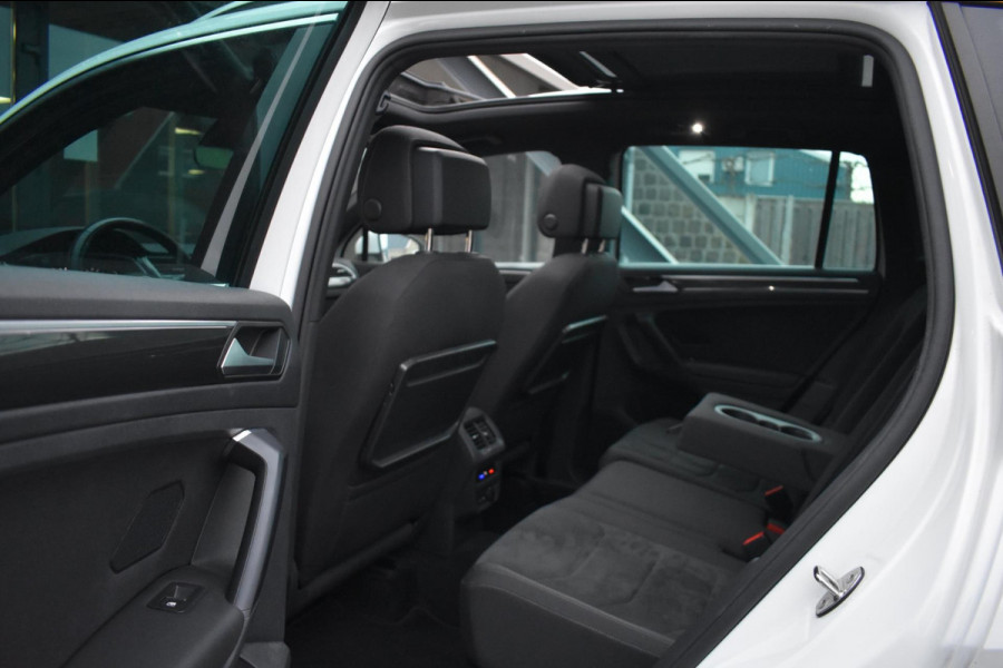 Volkswagen Tiguan 1.5 TSI ACT R-Line | TREKHAAK | CAMERA | DEALER ONDERHOUDEN | STOELVERWARMING | PANORAMADAK | APPLE CARPLAY