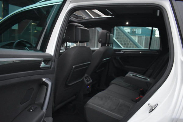 Volkswagen Tiguan 1.5 TSI ACT R-Line | TREKHAAK | CAMERA | DEALER ONDERHOUDEN | STOELVERWARMING | PANORAMADAK | APPLE CARPLAY