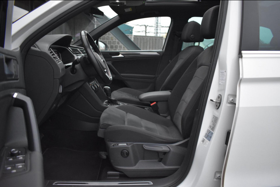 Volkswagen Tiguan 1.5 TSI ACT R-Line | TREKHAAK | CAMERA | DEALER ONDERHOUDEN | STOELVERWARMING | PANORAMADAK | APPLE CARPLAY