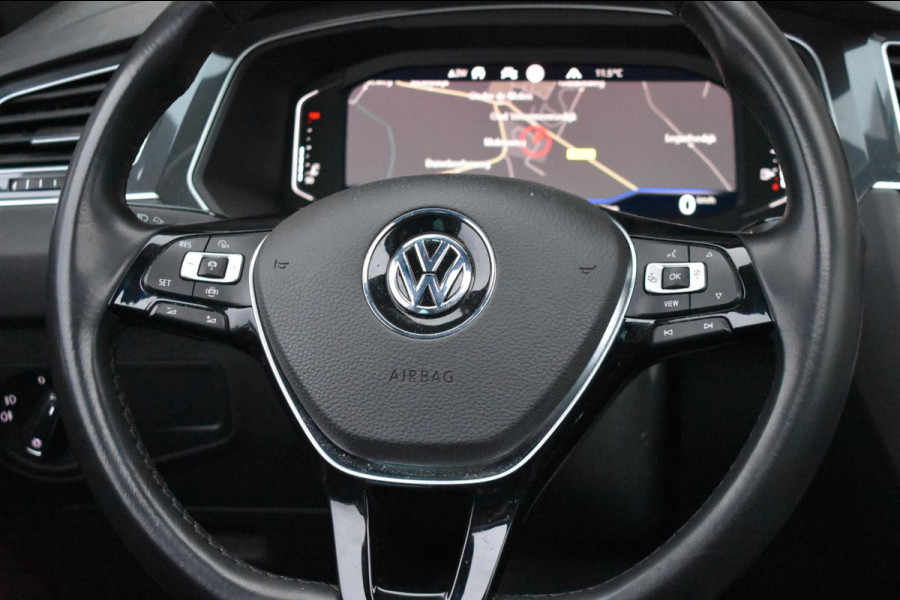 Volkswagen Tiguan 1.5 TSI ACT R-Line | TREKHAAK | CAMERA | DEALER ONDERHOUDEN | STOELVERWARMING | PANORAMADAK | APPLE CARPLAY