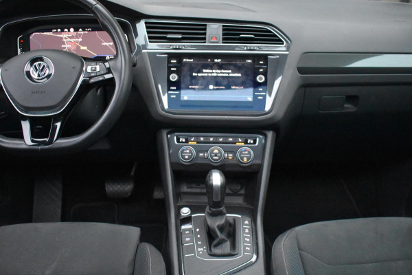 Volkswagen Tiguan 1.5 TSI ACT R-Line | TREKHAAK | CAMERA | DEALER ONDERHOUDEN | STOELVERWARMING | PANORAMADAK | APPLE CARPLAY