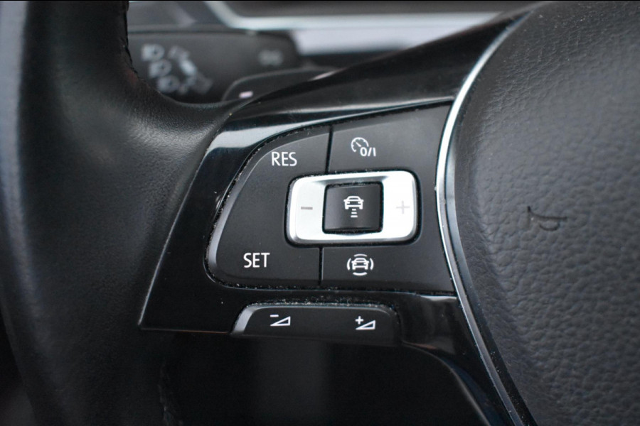 Volkswagen Tiguan 1.5 TSI ACT R-Line | TREKHAAK | CAMERA | DEALER ONDERHOUDEN | STOELVERWARMING | PANORAMADAK | APPLE CARPLAY