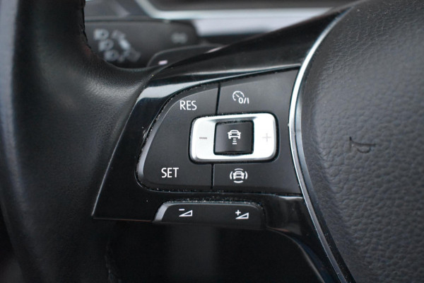 Volkswagen Tiguan 1.5 TSI ACT R-Line | TREKHAAK | CAMERA | DEALER ONDERHOUDEN | STOELVERWARMING | PANORAMADAK | APPLE CARPLAY