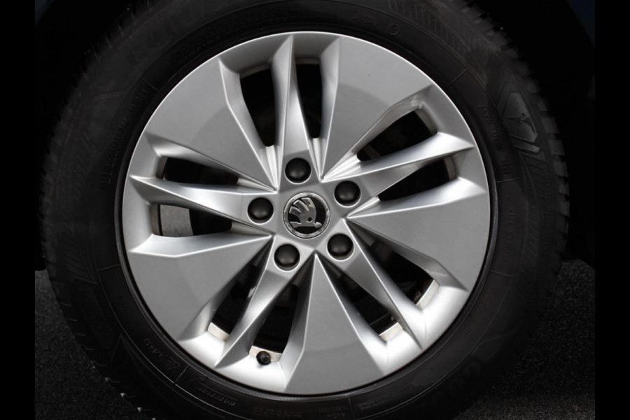 Škoda Octavia Combi 1.0 e-TSI Automaat Business Edition Climate control | Cruise control | Parkeersensoren | Navigatie | LED | Trekhaak | Lichtmetalen velgen | Apple Carplay / Android Auto