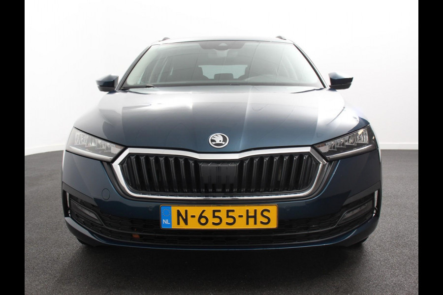 Škoda Octavia Combi 1.0 e-TSI Automaat Business Edition Climate control | Cruise control | Parkeersensoren | Navigatie | LED | Trekhaak | Lichtmetalen velgen | Apple Carplay / Android Auto