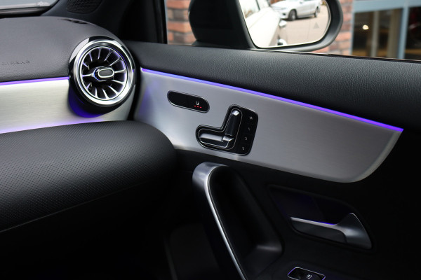 Mercedes-Benz A-Klasse 250 e AMG Line | Panoramadak | Memory | HUD | Keyless Go | Advanced Sound System | Surround Camera | Multibeam LED | Dodehoekassistent | Sfeerverlichting |