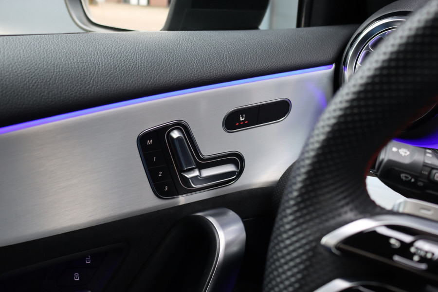 Mercedes-Benz A-Klasse 250 e AMG Line | Panoramadak | Memory | HUD | Keyless Go | Advanced Sound System | Surround Camera | Multibeam LED | Dodehoekassistent | Sfeerverlichting |