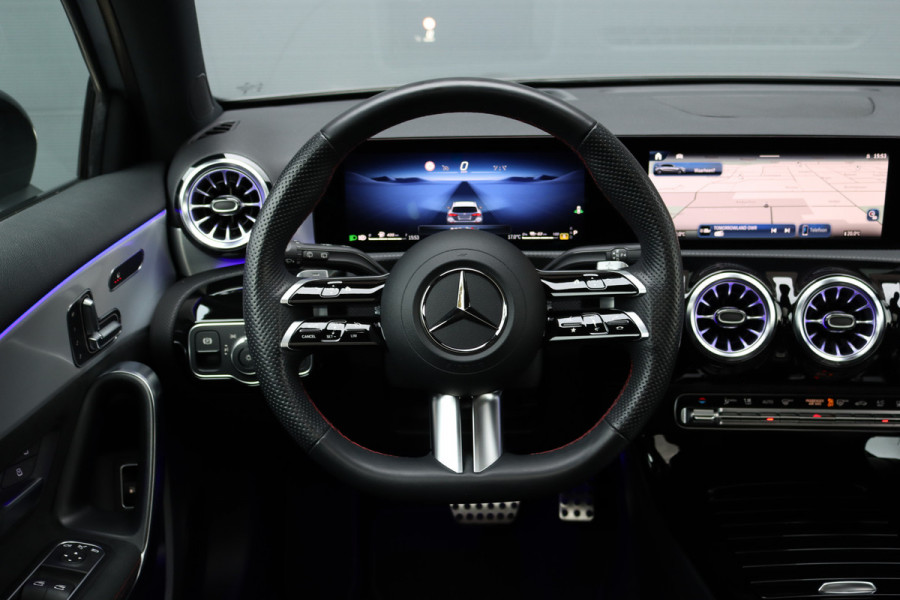 Mercedes-Benz A-Klasse 250 e AMG Line | Panoramadak | Memory | HUD | Keyless Go | Advanced Sound System | Surround Camera | Multibeam LED | Dodehoekassistent | Sfeerverlichting |