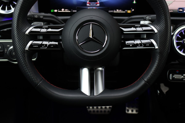Mercedes-Benz A-Klasse 250 e AMG Line | Panoramadak | Memory | HUD | Keyless Go | Advanced Sound System | Surround Camera | Multibeam LED | Dodehoekassistent | Sfeerverlichting |