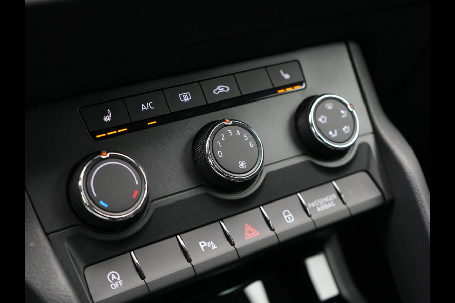 Škoda Karoq 1.5 TSI ACT Ambition Business 150pk Dealer O.H. | Adaptive Cruise | Apple Carplay | Camera | Stoelverwarming | Navigatie | 17"L.M |