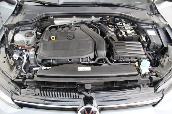 Volkswagen Golf 1.5-150pk TSI Highline. Erg nette, sportieve en goed onderhouden VW Golf ! Slechts 41.000km ! Autm. airco dual, digitaal dashb., adapt. cruise cntrl, navigatie, tel. voorb., trekhaak + afn. kgl,  IQ lights, LM wielen, elektr. panoramadak, stoel- en stuurverwarming etc.