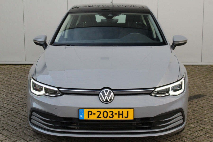 Volkswagen Golf 1.5-150pk TSI Highline. Erg nette, sportieve en goed onderhouden VW Golf ! Slechts 41.000km ! Autm. airco dual, digitaal dashb., adapt. cruise cntrl, navigatie, tel. voorb., trekhaak + afn. kgl,  IQ lights, LM wielen, elektr. panoramadak, stoel- en stuurverwarming etc.