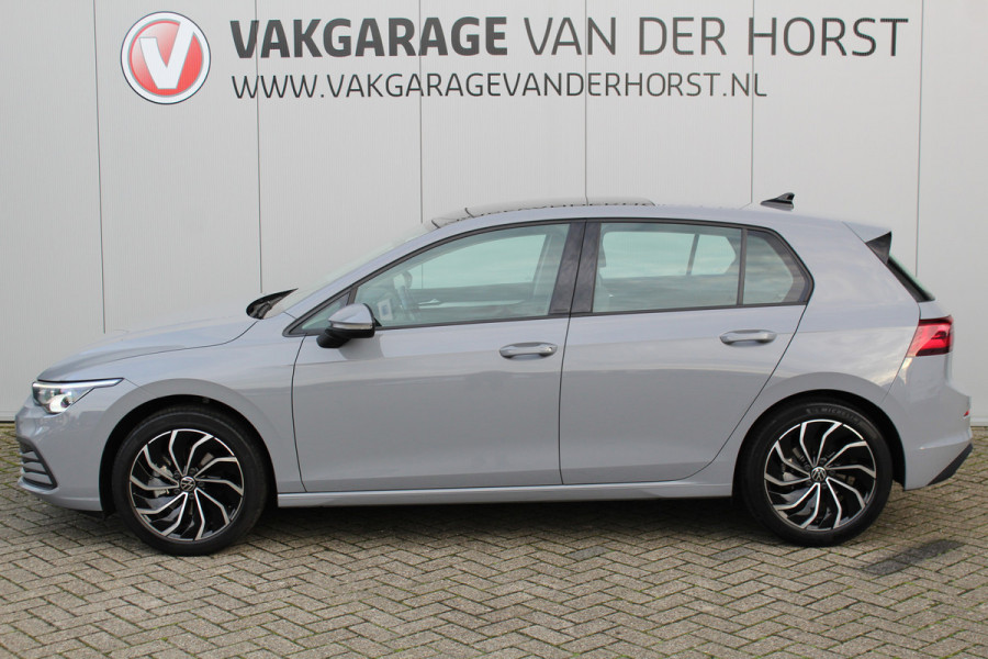 Volkswagen Golf 1.5-150pk TSI Highline. Erg nette, sportieve en goed onderhouden VW Golf ! Slechts 41.000km ! Autm. airco dual, digitaal dashb., adapt. cruise cntrl, navigatie, tel. voorb., trekhaak + afn. kgl,  IQ lights, LM wielen, elektr. panoramadak, stoel- en stuurverwarming etc.