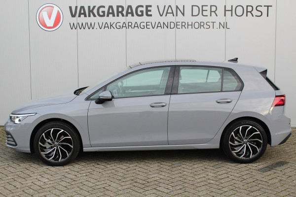 Volkswagen Golf 1.5-150pk TSI Highline. Erg nette, sportieve en goed onderhouden VW Golf ! Slechts 41.000km ! Autm. airco dual, digitaal dashb., adapt. cruise cntrl, navigatie, tel. voorb., trekhaak + afn. kgl,  IQ lights, LM wielen, elektr. panoramadak, stoel- en stuurverwarming etc.