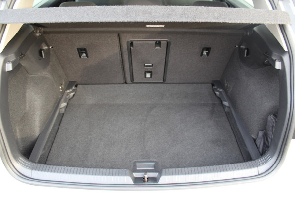 Volkswagen Golf 1.5-150pk TSI Highline. Erg nette, sportieve en goed onderhouden VW Golf ! Slechts 41.000km ! Autm. airco dual, digitaal dashb., adapt. cruise cntrl, navigatie, tel. voorb., trekhaak + afn. kgl,  IQ lights, LM wielen, elektr. panoramadak, stoel- en stuurverwarming etc.