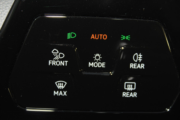 Volkswagen Golf 1.5-150pk TSI Highline. Erg nette, sportieve en goed onderhouden VW Golf ! Slechts 41.000km ! Autm. airco dual, digitaal dashb., adapt. cruise cntrl, navigatie, tel. voorb., trekhaak + afn. kgl,  IQ lights, LM wielen, elektr. panoramadak, stoel- en stuurverwarming etc.