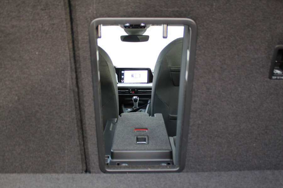 Volkswagen Golf 1.5-150pk TSI Highline. Erg nette, sportieve en goed onderhouden VW Golf ! Slechts 41.000km ! Autm. airco dual, digitaal dashb., adapt. cruise cntrl, navigatie, tel. voorb., trekhaak + afn. kgl,  IQ lights, LM wielen, elektr. panoramadak, stoel- en stuurverwarming etc.