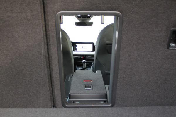 Volkswagen Golf 1.5-150pk TSI Highline. Erg nette, sportieve en goed onderhouden VW Golf ! Slechts 41.000km ! Autm. airco dual, digitaal dashb., adapt. cruise cntrl, navigatie, tel. voorb., trekhaak + afn. kgl,  IQ lights, LM wielen, elektr. panoramadak, stoel- en stuurverwarming etc.