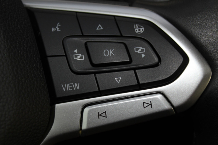 Volkswagen Golf 1.5-150pk TSI Highline. Erg nette, sportieve en goed onderhouden VW Golf ! Slechts 41.000km ! Autm. airco dual, digitaal dashb., adapt. cruise cntrl, navigatie, tel. voorb., trekhaak + afn. kgl,  IQ lights, LM wielen, elektr. panoramadak, stoel- en stuurverwarming etc.