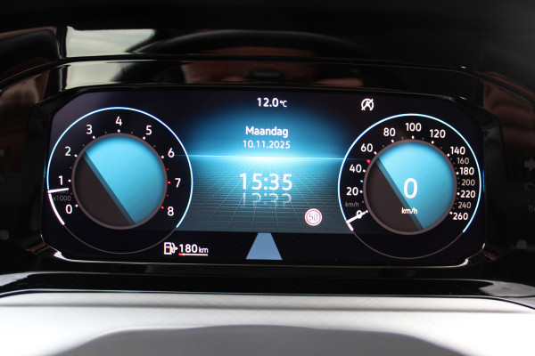 Volkswagen Golf 1.5-150pk TSI Highline. Erg nette, sportieve en goed onderhouden VW Golf ! Slechts 41.000km ! Autm. airco dual, digitaal dashb., adapt. cruise cntrl, navigatie, tel. voorb., trekhaak + afn. kgl,  IQ lights, LM wielen, elektr. panoramadak, stoel- en stuurverwarming etc.