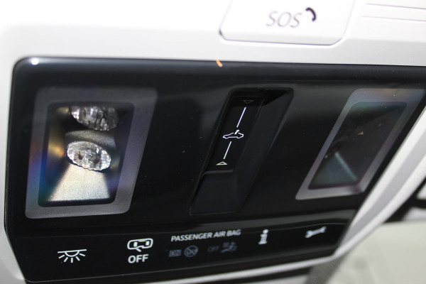 Volkswagen Golf 1.5-150pk TSI Highline. Erg nette, sportieve en goed onderhouden VW Golf ! Slechts 41.000km ! Autm. airco dual, digitaal dashb., adapt. cruise cntrl, navigatie, tel. voorb., trekhaak + afn. kgl,  IQ lights, LM wielen, elektr. panoramadak, stoel- en stuurverwarming etc.