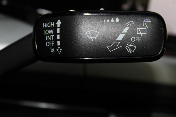 Volkswagen Golf 1.5-150pk TSI Highline. Erg nette, sportieve en goed onderhouden VW Golf ! Slechts 41.000km ! Autm. airco dual, digitaal dashb., adapt. cruise cntrl, navigatie, tel. voorb., trekhaak + afn. kgl,  IQ lights, LM wielen, elektr. panoramadak, stoel- en stuurverwarming etc.