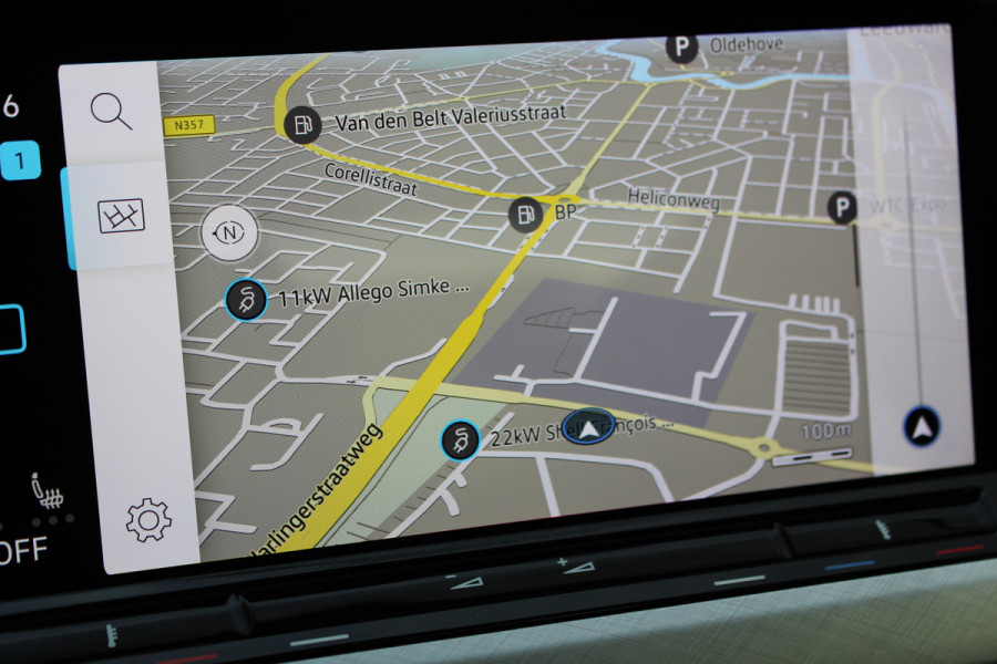 Volkswagen Golf 1.5-150pk TSI Highline. Erg nette, sportieve en goed onderhouden VW Golf ! Slechts 41.000km ! Autm. airco dual, digitaal dashb., adapt. cruise cntrl, navigatie, tel. voorb., trekhaak + afn. kgl,  IQ lights, LM wielen, elektr. panoramadak, stoel- en stuurverwarming etc.