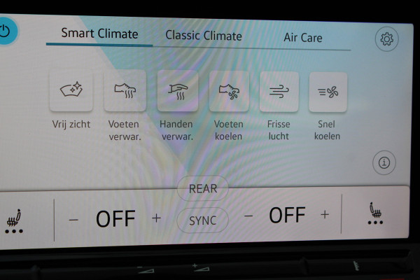 Volkswagen Golf 1.5-150pk TSI Highline. Erg nette, sportieve en goed onderhouden VW Golf ! Slechts 41.000km ! Autm. airco dual, digitaal dashb., adapt. cruise cntrl, navigatie, tel. voorb., trekhaak + afn. kgl,  IQ lights, LM wielen, elektr. panoramadak, stoel- en stuurverwarming etc.