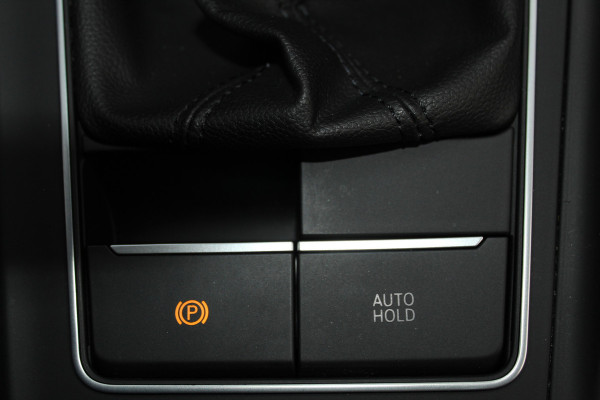 Volkswagen Golf 1.5-150pk TSI Highline. Erg nette, sportieve en goed onderhouden VW Golf ! Slechts 41.000km ! Autm. airco dual, digitaal dashb., adapt. cruise cntrl, navigatie, tel. voorb., trekhaak + afn. kgl,  IQ lights, LM wielen, elektr. panoramadak, stoel- en stuurverwarming etc.