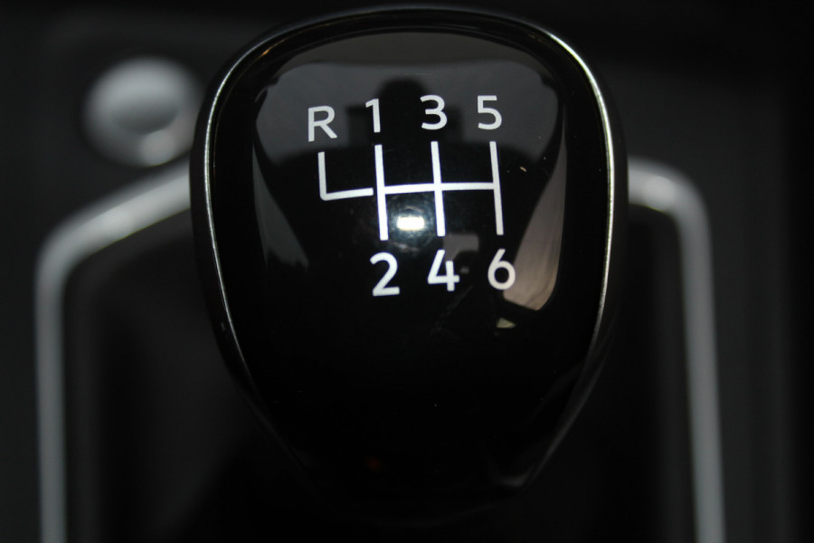 Volkswagen Golf 1.5-150pk TSI Highline. Erg nette, sportieve en goed onderhouden VW Golf ! Slechts 41.000km ! Autm. airco dual, digitaal dashb., adapt. cruise cntrl, navigatie, tel. voorb., trekhaak + afn. kgl,  IQ lights, LM wielen, elektr. panoramadak, stoel- en stuurverwarming etc.