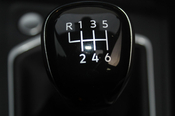 Volkswagen Golf 1.5-150pk TSI Highline. Erg nette, sportieve en goed onderhouden VW Golf ! Slechts 41.000km ! Autm. airco dual, digitaal dashb., adapt. cruise cntrl, navigatie, tel. voorb., trekhaak + afn. kgl,  IQ lights, LM wielen, elektr. panoramadak, stoel- en stuurverwarming etc.