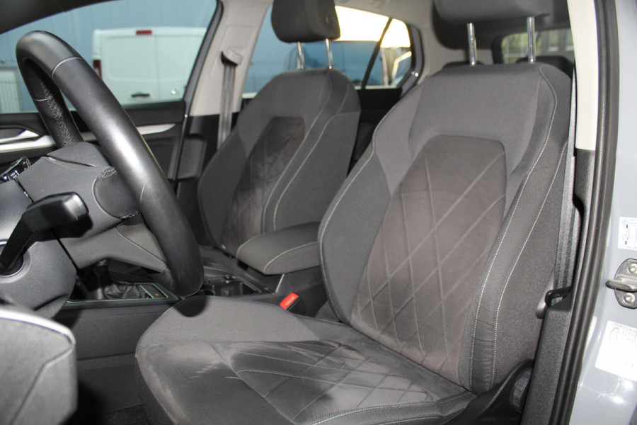 Volkswagen Golf 1.5-150pk TSI Highline. Erg nette, sportieve en goed onderhouden VW Golf ! Slechts 41.000km ! Autm. airco dual, digitaal dashb., adapt. cruise cntrl, navigatie, tel. voorb., trekhaak + afn. kgl,  IQ lights, LM wielen, elektr. panoramadak, stoel- en stuurverwarming etc.