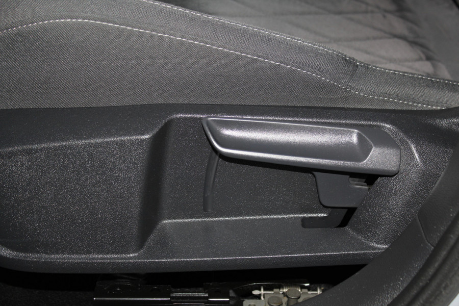 Volkswagen Golf 1.5-150pk TSI Highline. Erg nette, sportieve en goed onderhouden VW Golf ! Slechts 41.000km ! Autm. airco dual, digitaal dashb., adapt. cruise cntrl, navigatie, tel. voorb., trekhaak + afn. kgl,  IQ lights, LM wielen, elektr. panoramadak, stoel- en stuurverwarming etc.