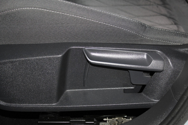 Volkswagen Golf 1.5-150pk TSI Highline. Erg nette, sportieve en goed onderhouden VW Golf ! Slechts 41.000km ! Autm. airco dual, digitaal dashb., adapt. cruise cntrl, navigatie, tel. voorb., trekhaak + afn. kgl,  IQ lights, LM wielen, elektr. panoramadak, stoel- en stuurverwarming etc.