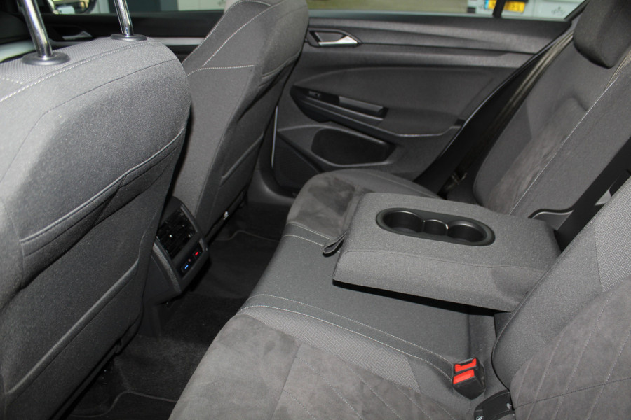 Volkswagen Golf 1.5-150pk TSI Highline. Erg nette, sportieve en goed onderhouden VW Golf ! Slechts 41.000km ! Autm. airco dual, digitaal dashb., adapt. cruise cntrl, navigatie, tel. voorb., trekhaak + afn. kgl,  IQ lights, LM wielen, elektr. panoramadak, stoel- en stuurverwarming etc.