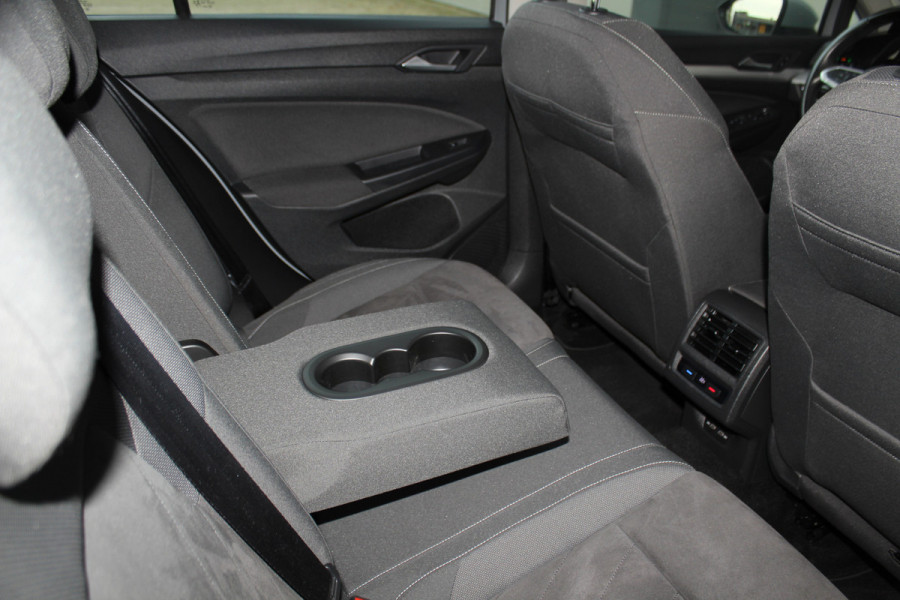 Volkswagen Golf 1.5-150pk TSI Highline. Erg nette, sportieve en goed onderhouden VW Golf ! Slechts 41.000km ! Autm. airco dual, digitaal dashb., adapt. cruise cntrl, navigatie, tel. voorb., trekhaak + afn. kgl,  IQ lights, LM wielen, elektr. panoramadak, stoel- en stuurverwarming etc.