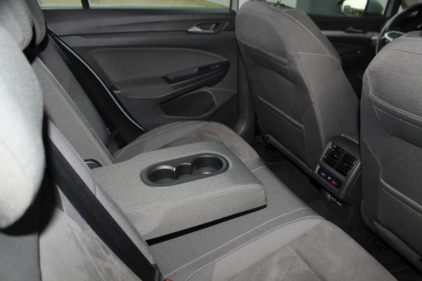 Volkswagen Golf 1.5-150pk TSI Highline. Erg nette, sportieve en goed onderhouden VW Golf ! Slechts 41.000km ! Autm. airco dual, digitaal dashb., adapt. cruise cntrl, navigatie, tel. voorb., trekhaak + afn. kgl,  IQ lights, LM wielen, elektr. panoramadak, stoel- en stuurverwarming etc.