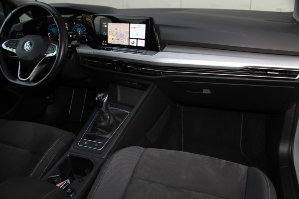 Volkswagen Golf 1.5-150pk TSI Highline. Erg nette, sportieve en goed onderhouden VW Golf ! Slechts 41.000km ! Autm. airco dual, digitaal dashb., adapt. cruise cntrl, navigatie, tel. voorb., trekhaak + afn. kgl,  IQ lights, LM wielen, elektr. panoramadak, stoel- en stuurverwarming etc.