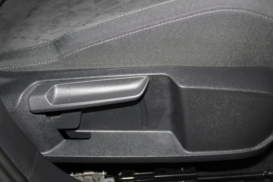 Volkswagen Golf 1.5-150pk TSI Highline. Erg nette, sportieve en goed onderhouden VW Golf ! Slechts 41.000km ! Autm. airco dual, digitaal dashb., adapt. cruise cntrl, navigatie, tel. voorb., trekhaak + afn. kgl,  IQ lights, LM wielen, elektr. panoramadak, stoel- en stuurverwarming etc.