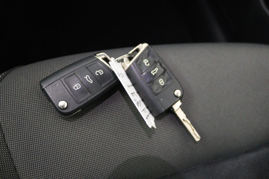 Volkswagen Golf Sportsvan 1.4 TSI Highline (PANORAMADAK, TREKHAAK, CAMERA, CRUISE ADAPTIEF, STOELVERWARMING, CARPLAY)