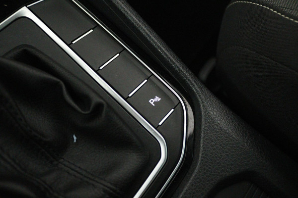 Volkswagen Golf Sportsvan 1.4 TSI Highline (PANORAMADAK, TREKHAAK, CAMERA, CRUISE ADAPTIEF, STOELVERWARMING, CARPLAY)