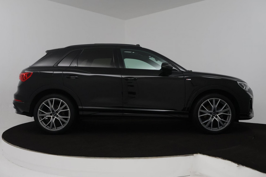 Audi Q3 35 TFSI edition one (PANORAMADAK, DIGITALE COCKPIT, LANE-ASSIST, STUUR/STOEL VERWARMING, AUTOMAAT, PARKEERSENSOREN)