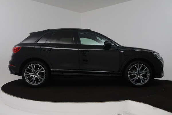 Audi Q3 35 TFSI edition one (PANORAMADAK, DIGITALE COCKPIT, LANE-ASSIST, STUUR/STOEL VERWARMING, AUTOMAAT, PARKEERSENSOREN)