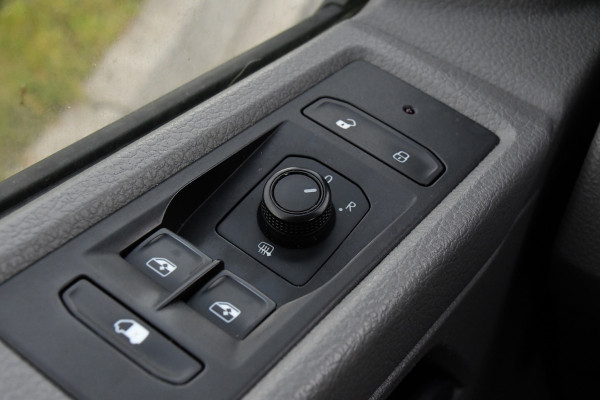 Volkswagen Transporter 2.0 TDI L2H1 30 Bulli Edition Cruise, Carplay, 150PK, Automaat, Sensoren, LED, PDC, 2 x Schuifdeur, Trekhaak, UNIEK!