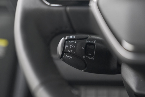 Peugeot 2008 PureTech 100 Allure | Camera | Navigatie | Parkeersensoren | Apple Carplay